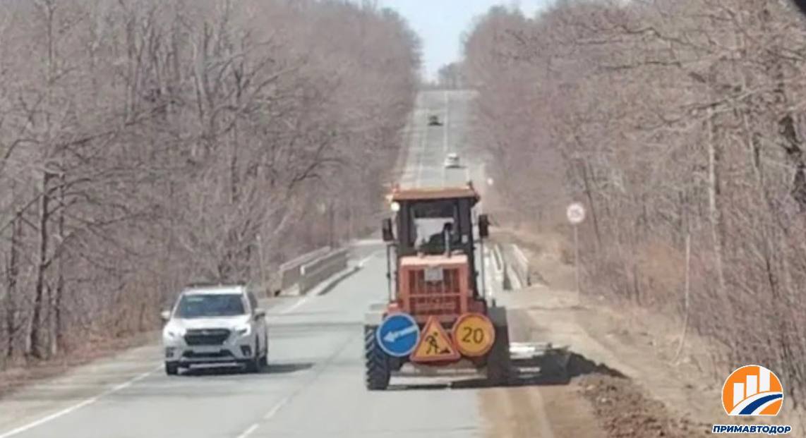 🚚Филиал «Надеждинский» ведет планировку обочин проезжей части с 0 по 42 кило…