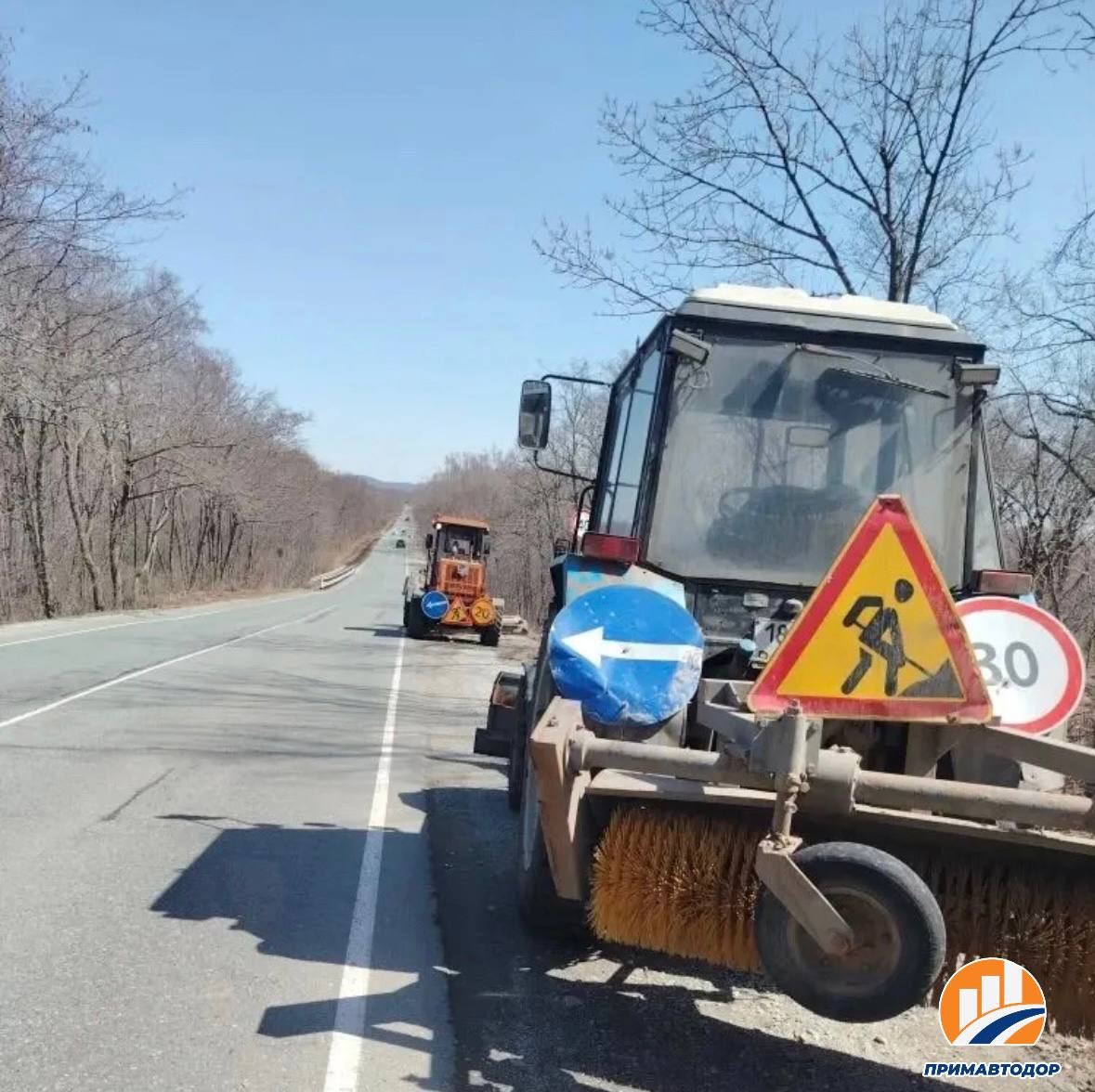 🚚Филиал «Надеждинский» ведет планировку обочин проезжей части с 0 по 42 кило…