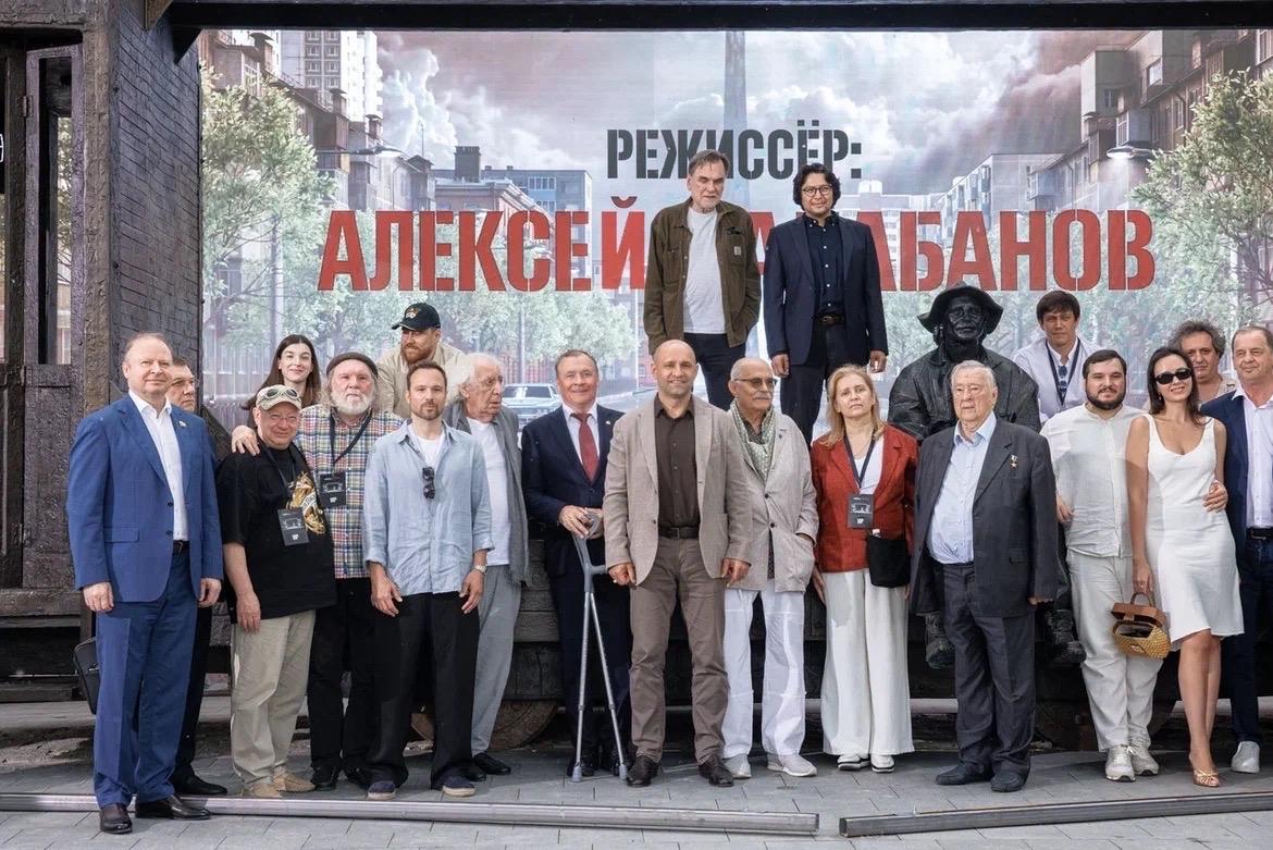 В Екатеринбурге открыли памятник Алексею Балабанову