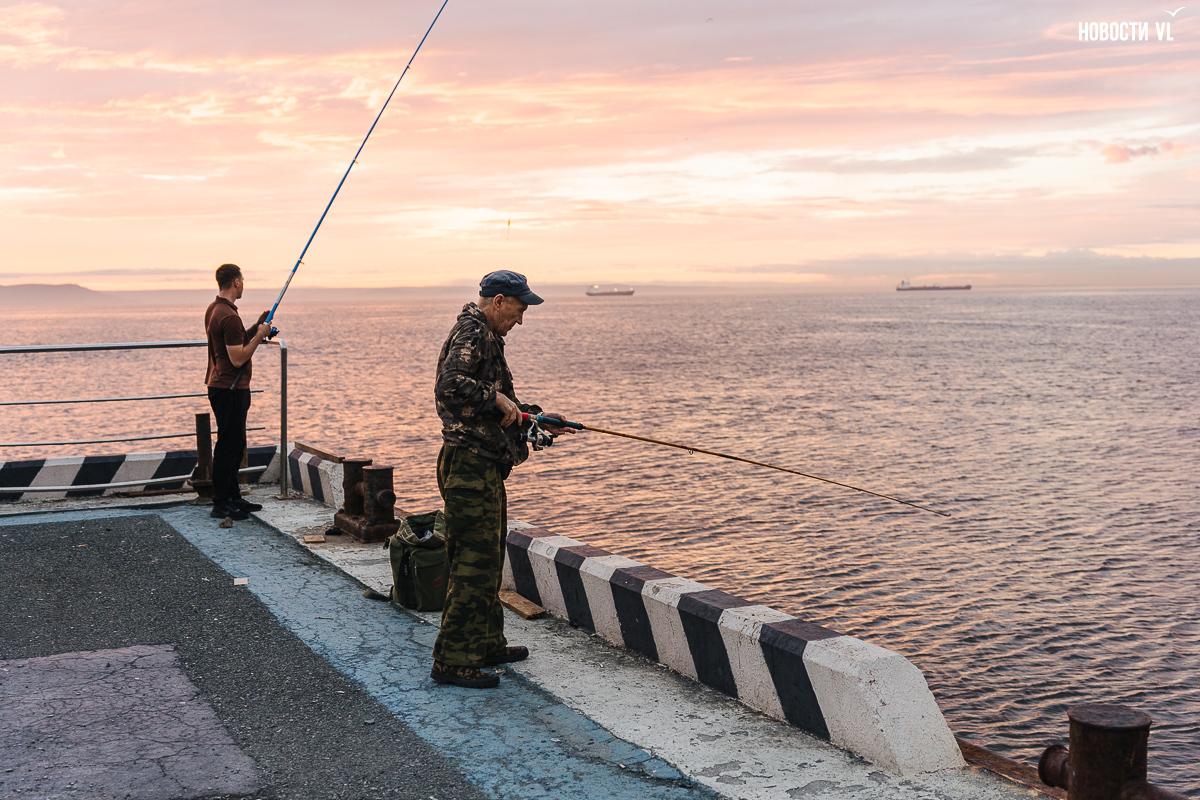 🎣Почему рыбаки ловят рыбу прямо в центре Владивостока? 
Это называется стритфишинг — рыбалка прямо среди города, с бетонного пирса