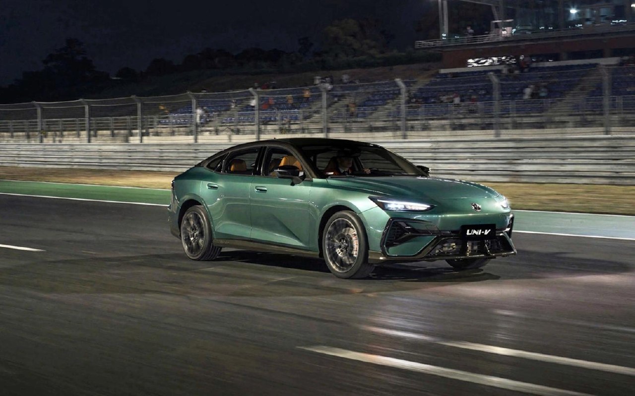 Changan Uni-V сравнялся с BMW M4 в лосином тесте