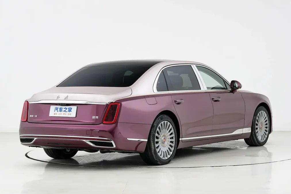 Aurus против Hongqi 😘

У флагмана российского автопрома появится официальный конкурент: уже скоро Hongqi выведет на наш рынок люксовый седан L1