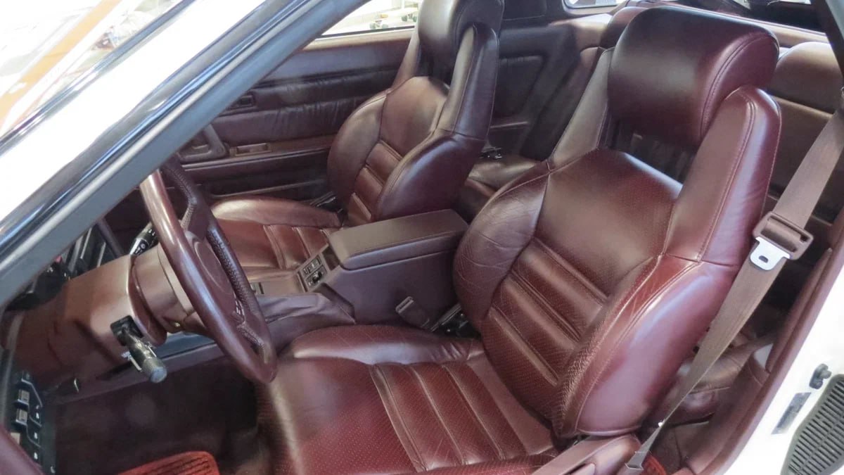39-летняя Supra уйдёт с молотка: на ней всё ещё заводские шины

Тойоту 1987 года с пробегом менее 8500 км выставят на аукционе Mecum в середине мая