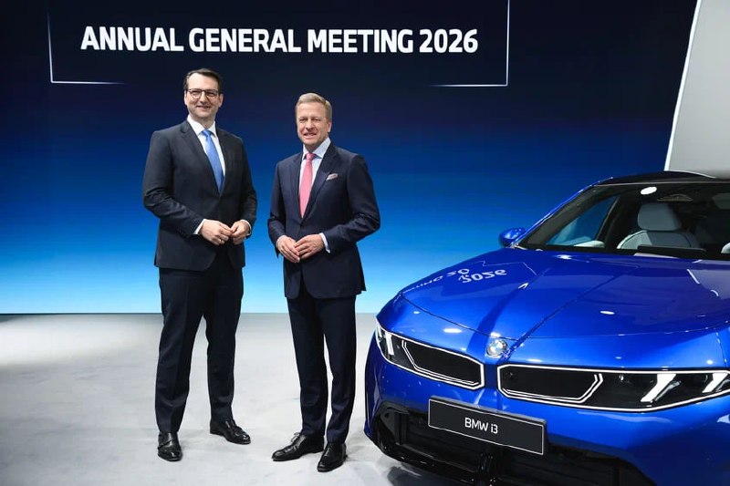 Глава BMW покинул концерн после 35 лет работы

Оливер Ципсе (на фото справа) …