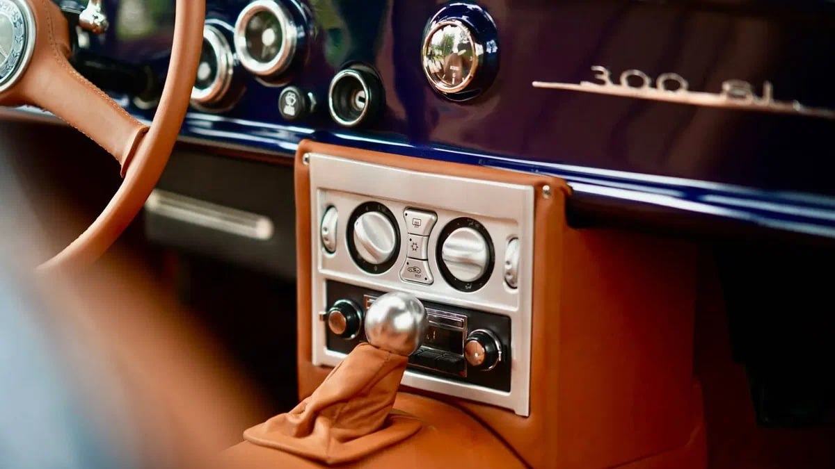 Недорогой Chrysler превратили в культовый «Мерседес»

Кузовное ателье Signature Autosports выставило на продажу одну из своих последних работ