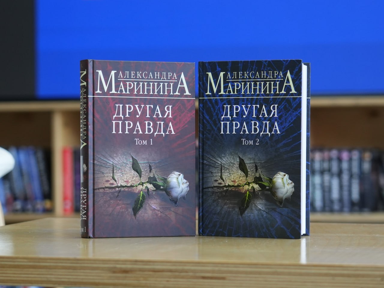 Да, это снова #новинки!

На полках появились книги, от которых сложно оторваться