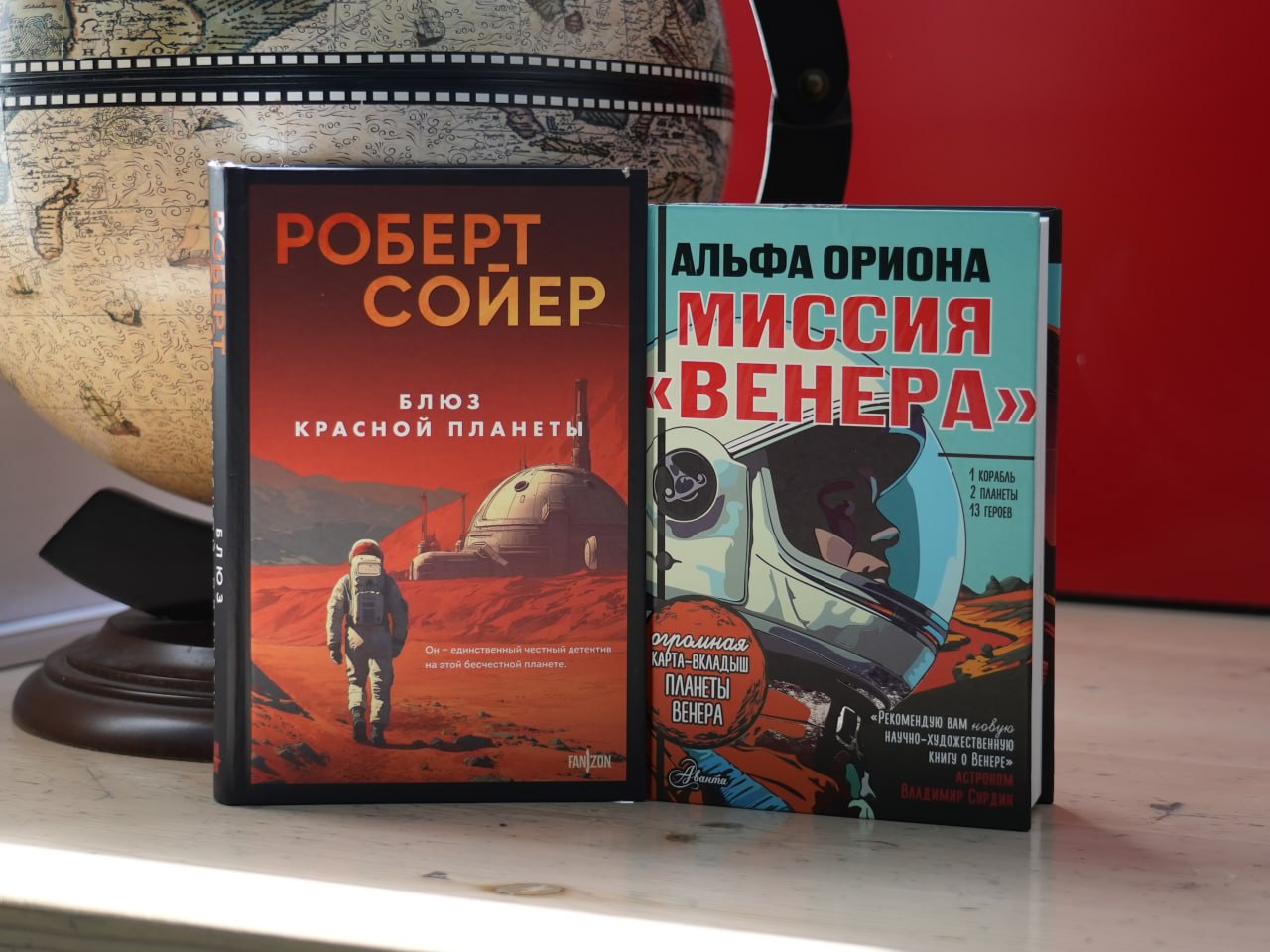 Ого, это же #семейное_чтение!

Зашли с ребёнком в библиотеку? Или привели своего взрослого? 
И тем, и другим найдется что почитать
