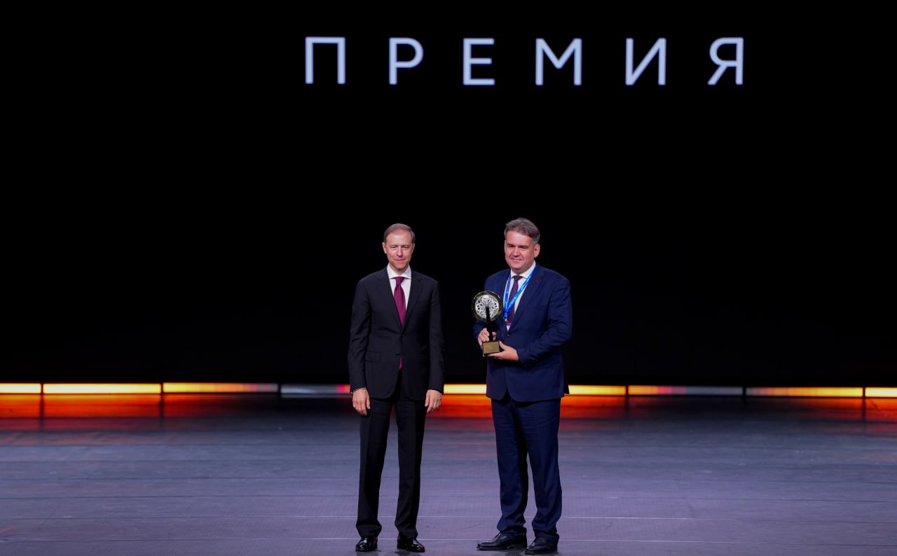 Денис Мантуров наградил лауреата национальной промышленной премии «Индустрия»…