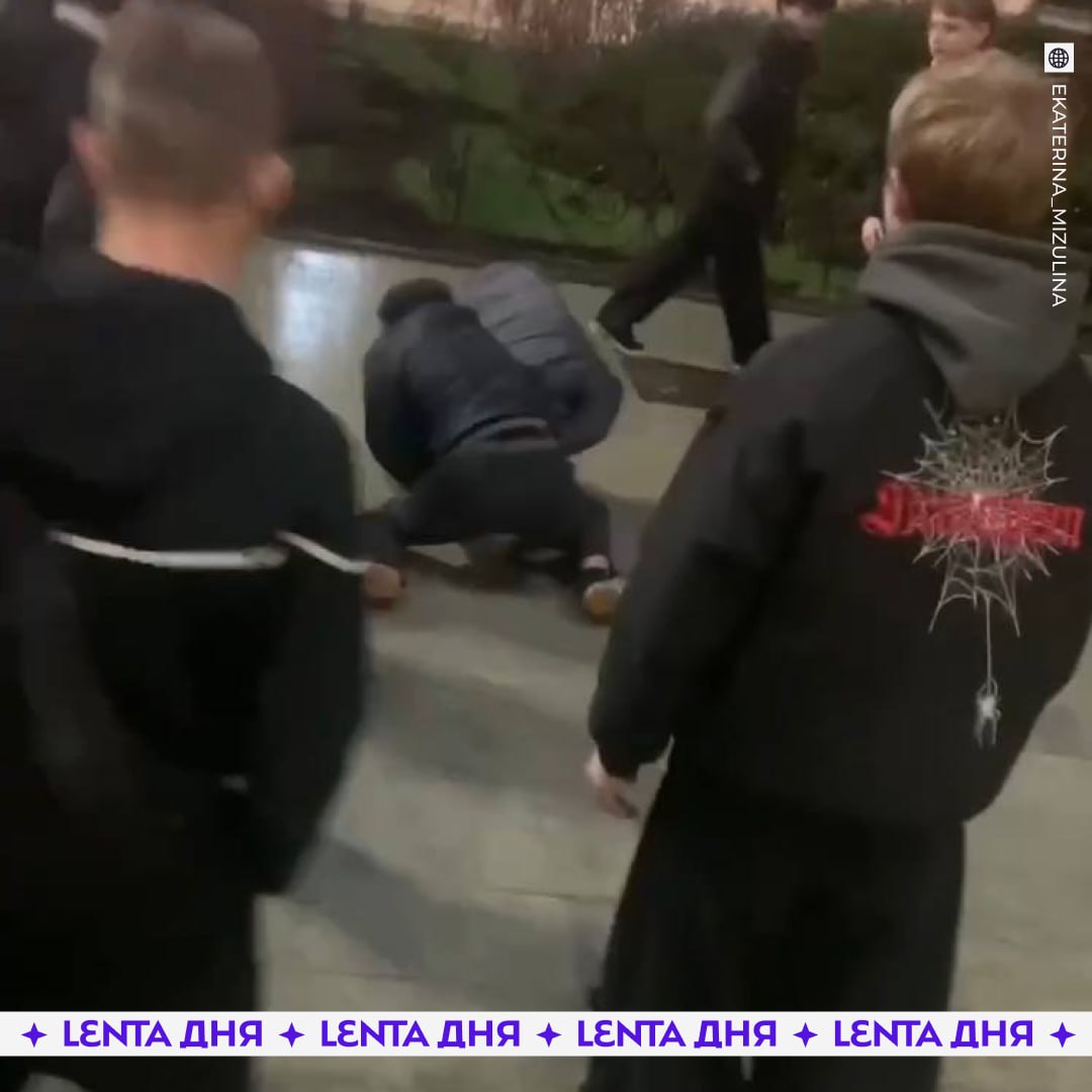 😡 Банда подростков нападает на людей и заставляет школьниц раздеваться на камеру