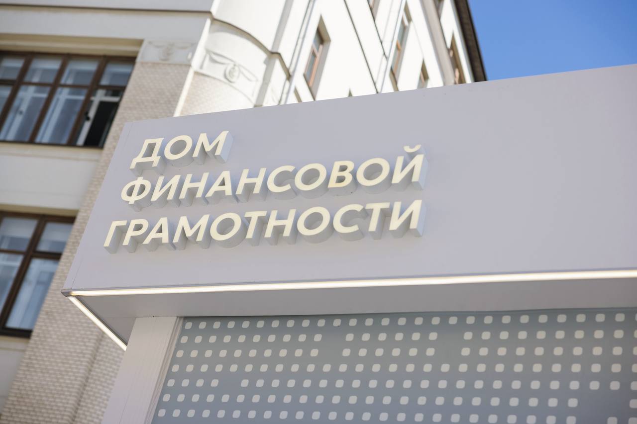 📚📚📚📚📚📚📚📚

А из нашего окна площадь Биржевая видна