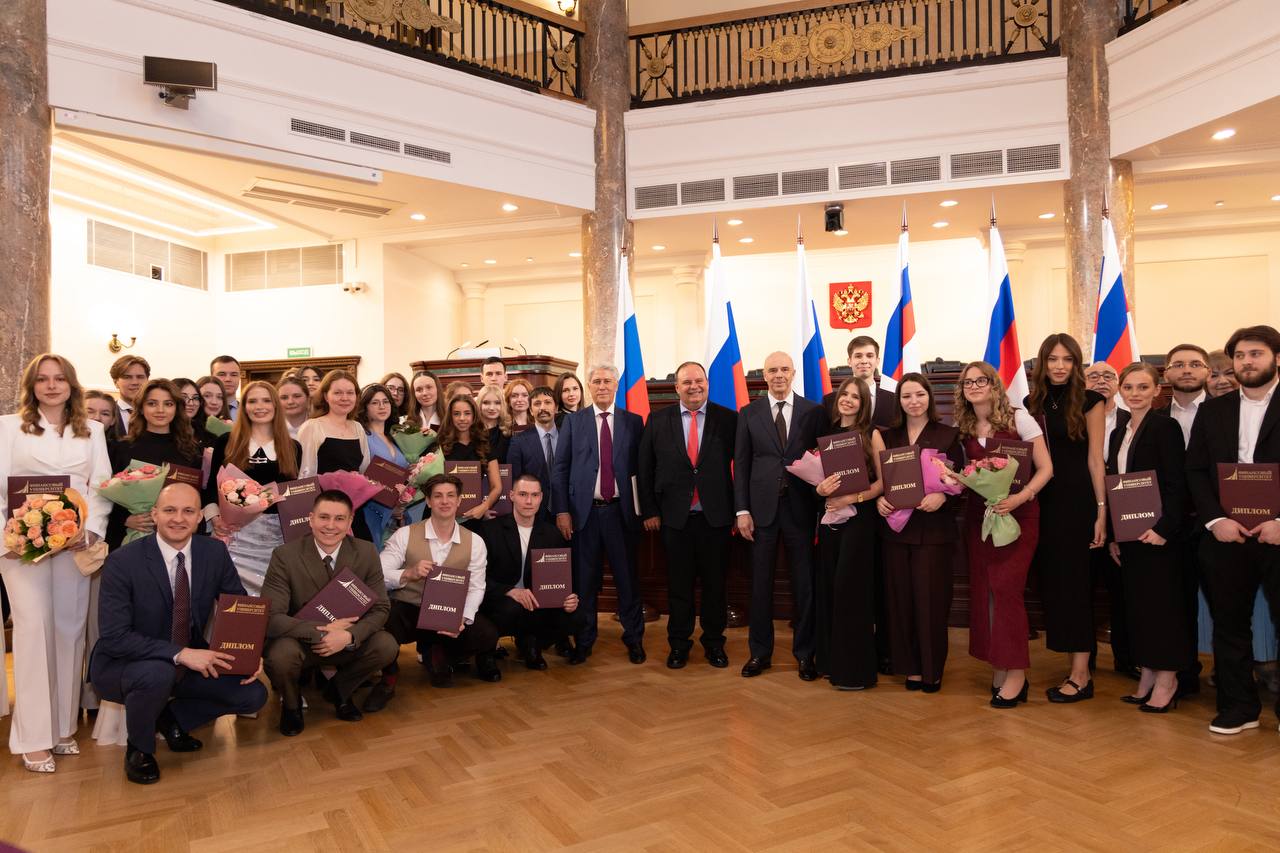 🎉Антон Силуанов вручил дипломы выпускникам Финансового факультета Финуниверс…