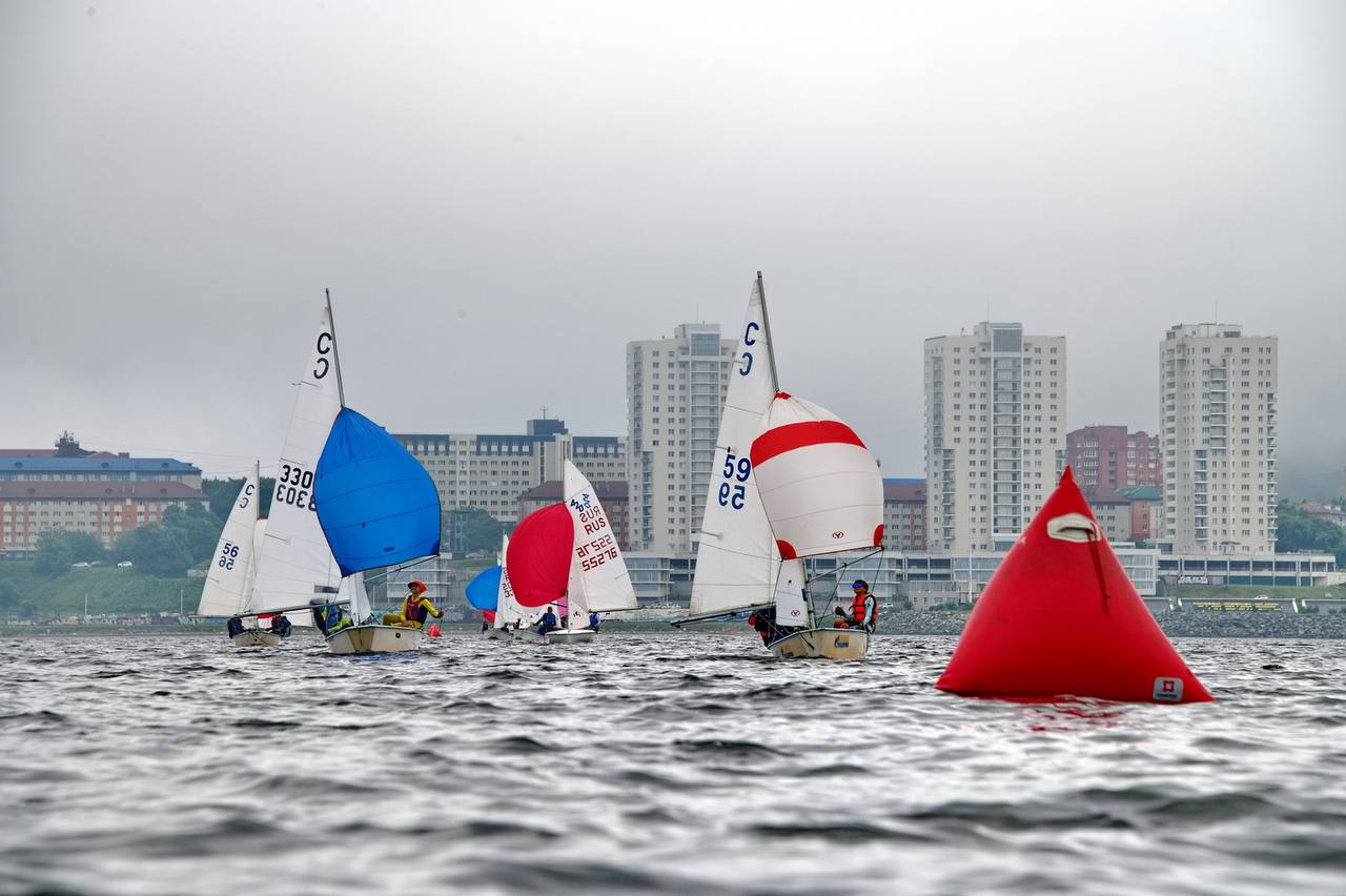 ⛵️🌊Первенство ДФО по парусному спорту проходит в Амурском заливе

150+ яхтс…