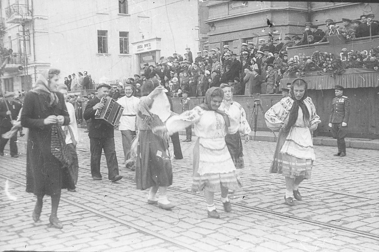 🌺 С праздником Весны и Труда!

Первомай — это больше, чем дата в календаре