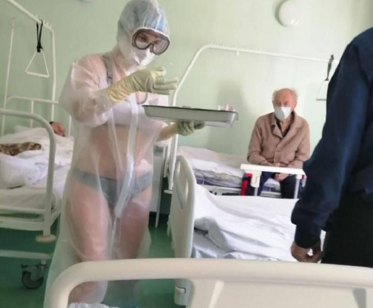 «Медсестра в купальнике», получившая мировую известность в период пандемии COVID-19, стала врачом