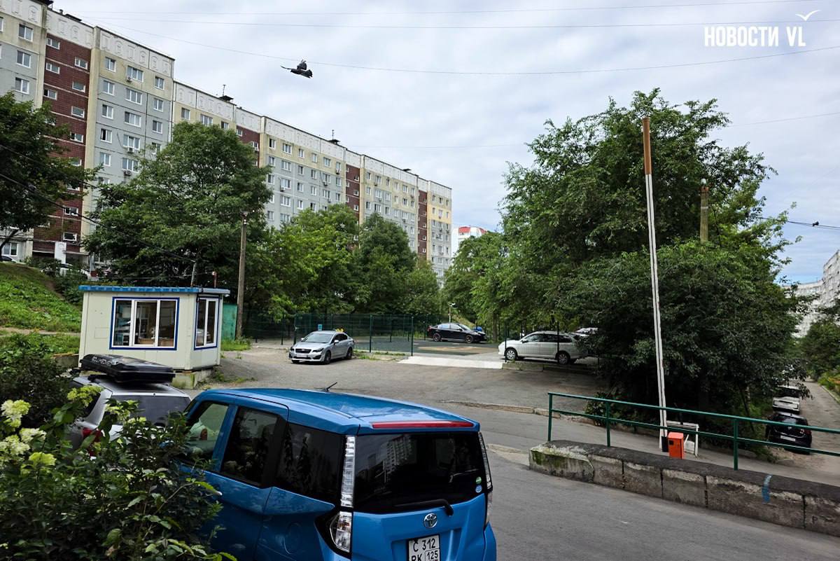 Жители многоквартирного дома на Красного Знамени сделали вместо детской площа…