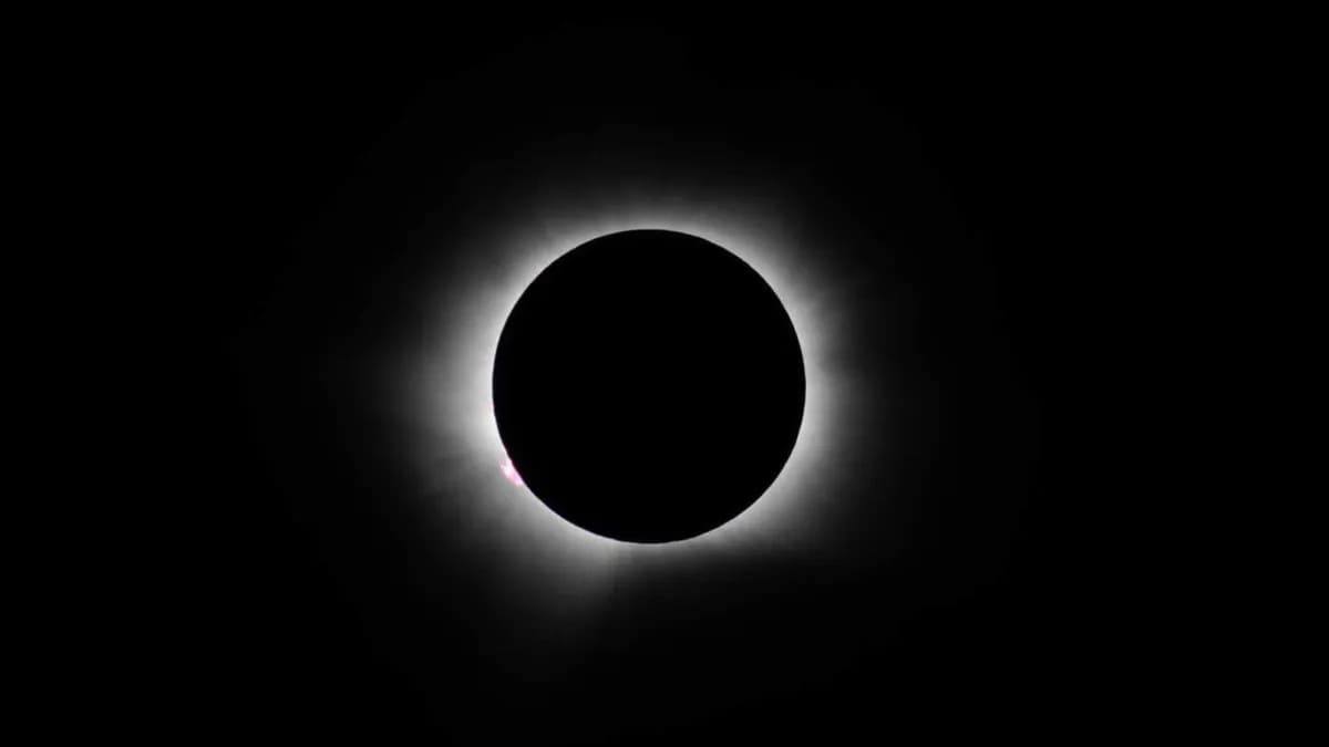 Доброе утро! 

Фото солнечного затмения 2026: https://naked-science