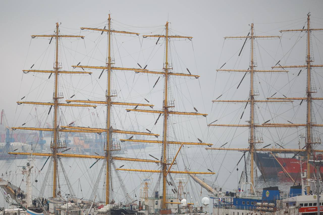 🌫Весна во Владивостоке — это время, когда реальность теряет резкость

🚢Море …