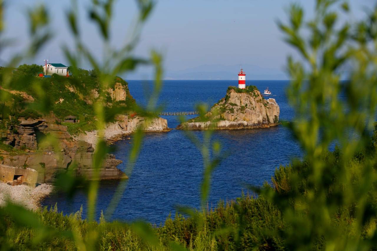 🤩Маяк Басаргина — один из самых красивых и труднодоступных маяков

🐚Он стои…
