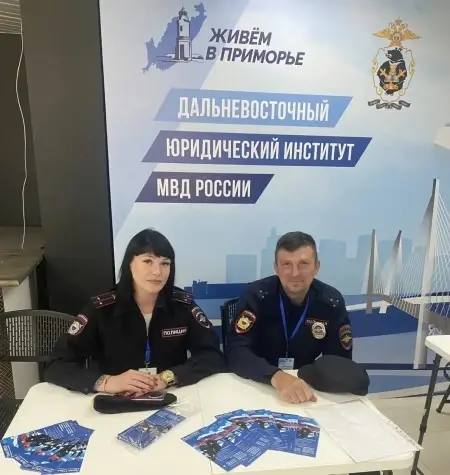 Во Владивостоке сотрудники полиции приняли участие в Краевом выпускном бале, …