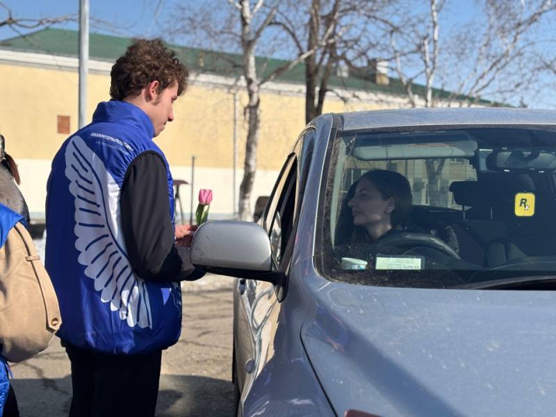 💐В Дальнереченске полицейские и школьники поздравили участниц дорожного движ…