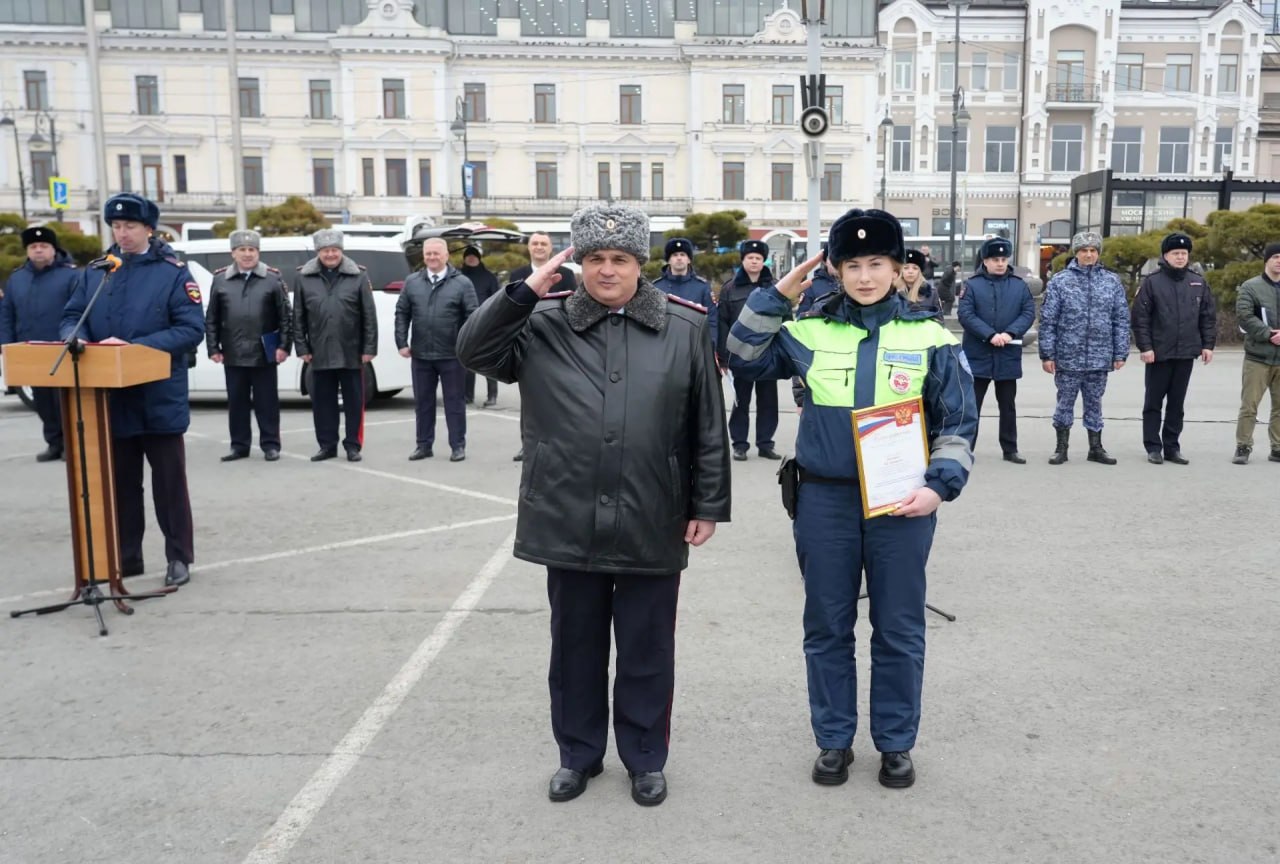 🎩🎩🎩Глава УМВД Приморья Александр Табакаев провел общегарнизонный развод на…