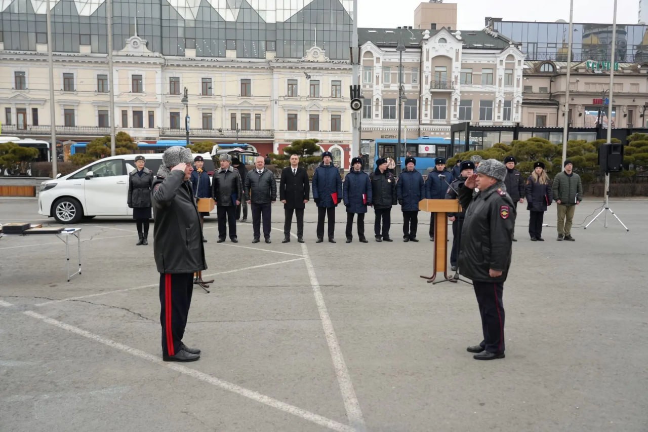 🎩🎩🎩Глава УМВД Приморья Александр Табакаев провел общегарнизонный развод на…