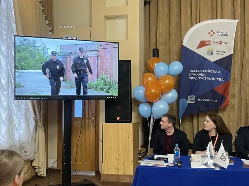 🎩В Находке Приморского края сотрудники полиции приняли участие в ярмарке вак…