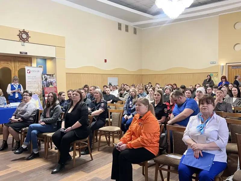 🎩В Находке Приморского края сотрудники полиции приняли участие в ярмарке вак…