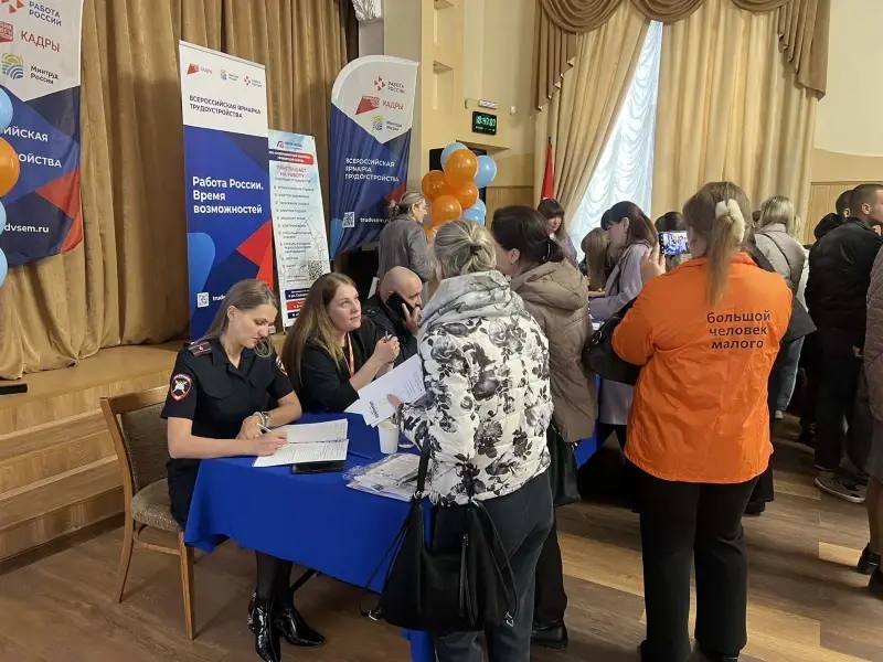 🎩В Находке Приморского края сотрудники полиции приняли участие в ярмарке вак…