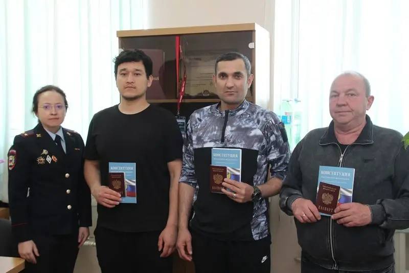 ⭐️В Приморье полицейские вручили паспорта граждан Российской Федерации иност…