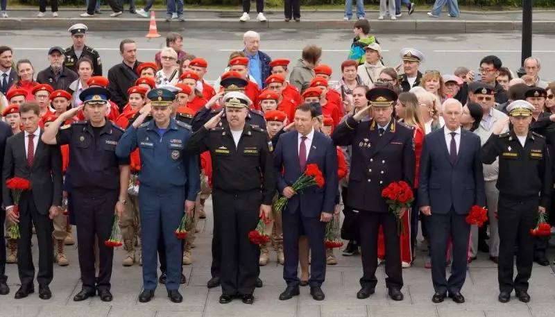 В Приморском крае в День памяти и скорби сотрудники полиции и курсанты юридич…