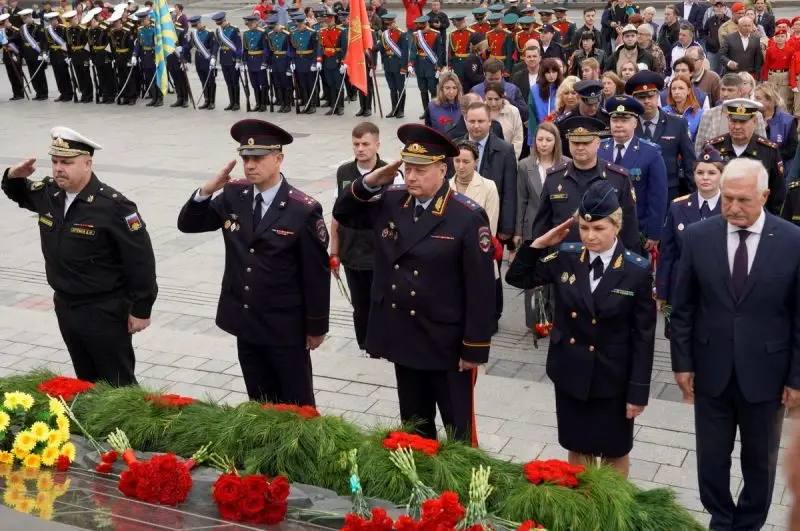 В Приморском крае в День памяти и скорби сотрудники полиции и курсанты юридич…
