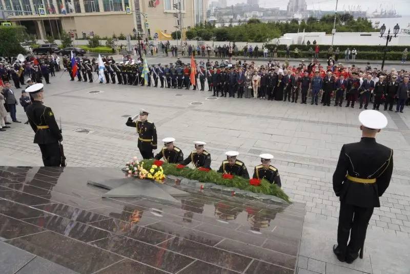 В Приморском крае в День памяти и скорби сотрудники полиции и курсанты юридич…