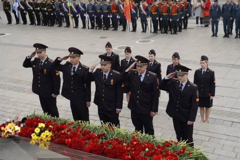 В Приморском крае в День памяти и скорби сотрудники полиции и курсанты юридич…