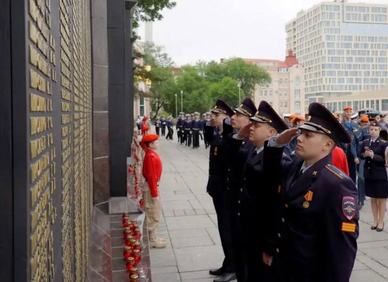 В Приморском крае в День памяти и скорби сотрудники полиции и курсанты юридич…