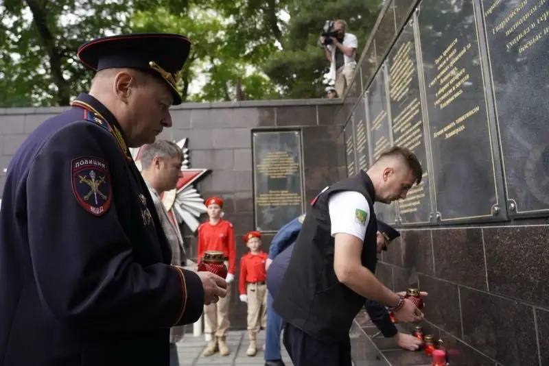 В Приморском крае в День памяти и скорби сотрудники полиции и курсанты юридич…