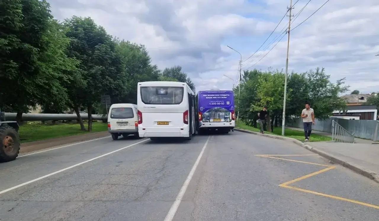 В Артеме Госавтоинспекция устанавливает обстоятельства ДТП с участием автобус…