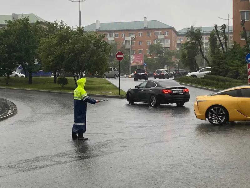 Госавтоинспекция Владивостока в связи с непогодой убедительно просит горожан …