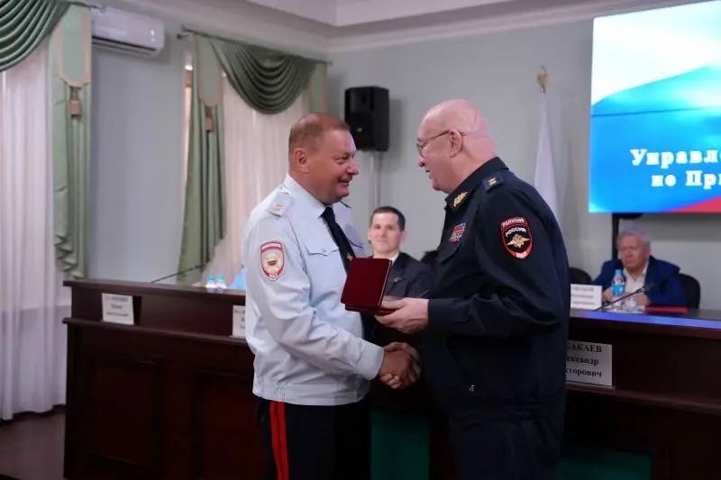 Начальник УМВД России по Приморскому краю Александр Табакаев награжден ведомственной медалью МВД России имени И