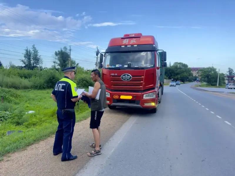 Движение грузового транспорта на контроле Госавтоинспекции Приморья

Сотрудни…