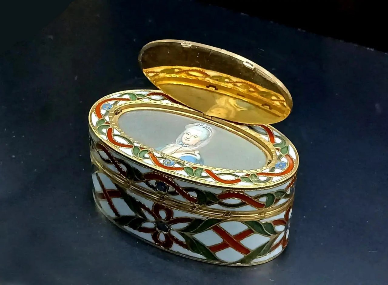 Хотите узнать, какие секреты хранят старинные украшения? 🌟

В картинной гале…