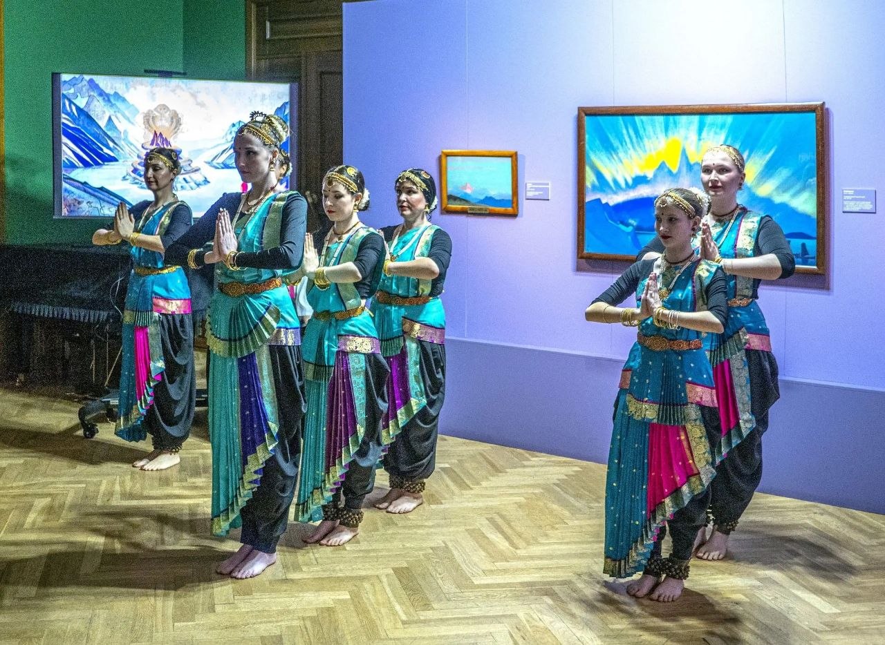 Энергия двух великих культур в Приморской государственной картинной галерее
 ⭐ Дорогие друзья