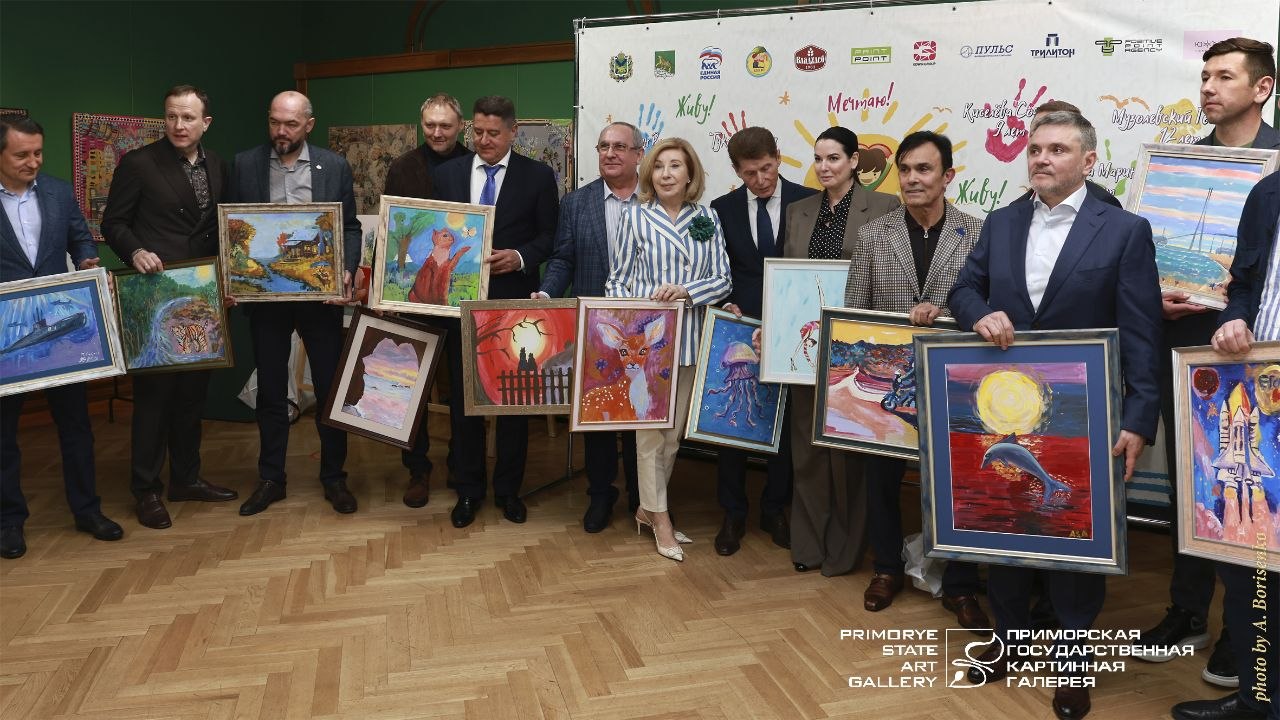 Искусство, которое спасает жизни ✨ 
⭐ В Приморской государственной картинной галерее прошёл ежегодный аукцион «Рисую