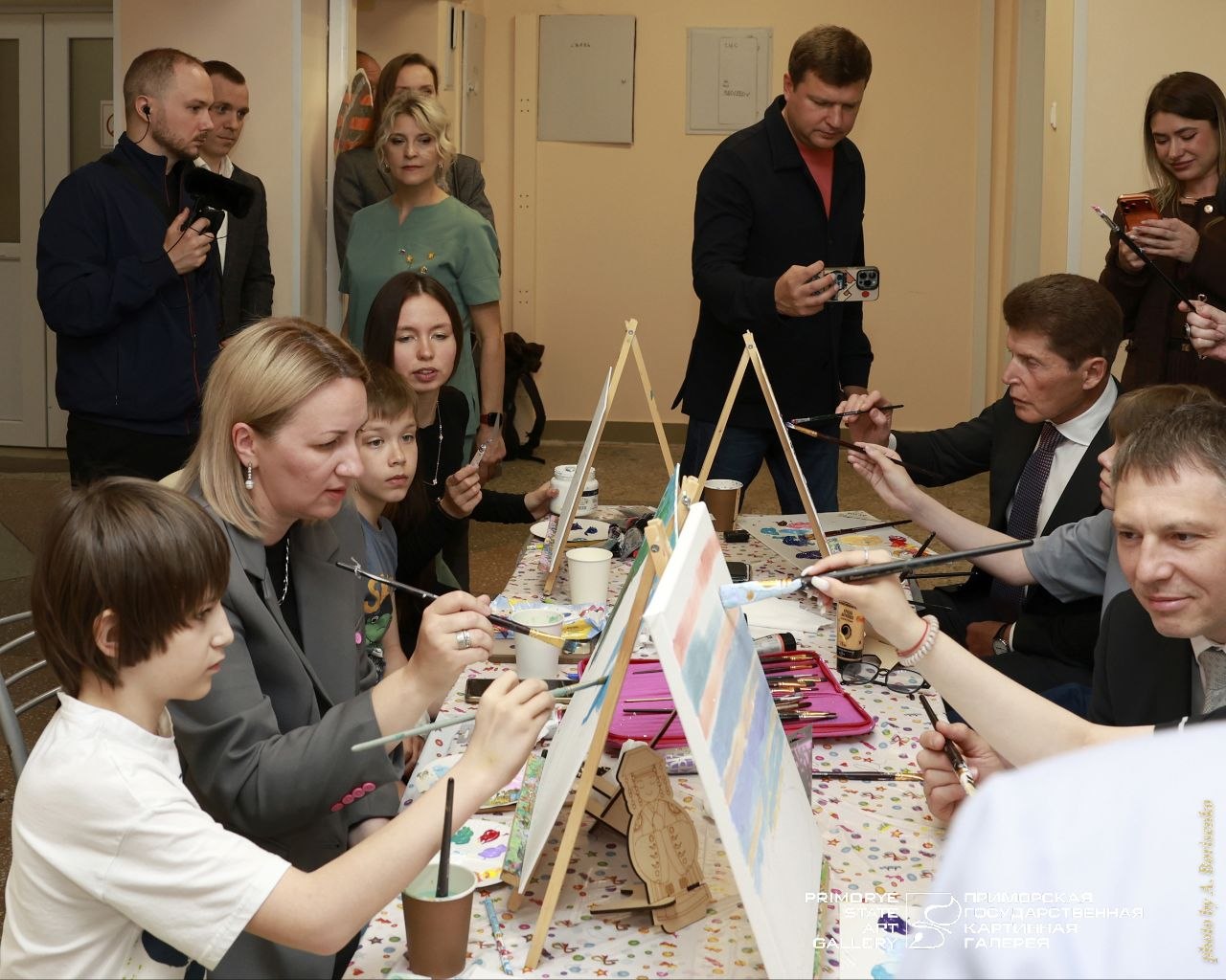 Искусство, которое спасает жизни ✨ 
⭐ В Приморской государственной картинной галерее прошёл ежегодный аукцион «Рисую
