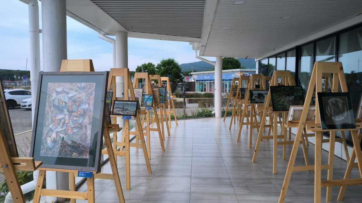 🎨🖼На живописном берегу в бухте Лазурная открылась выставка молодых талантливых художников «Бухта Лазурная  — берег искусств
