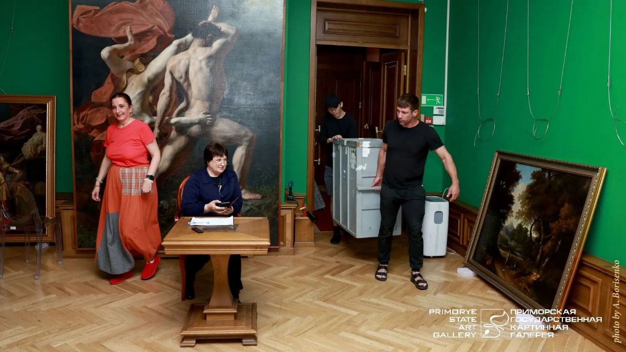 Заглянем за кулисы Приморской государственной картинной галереи