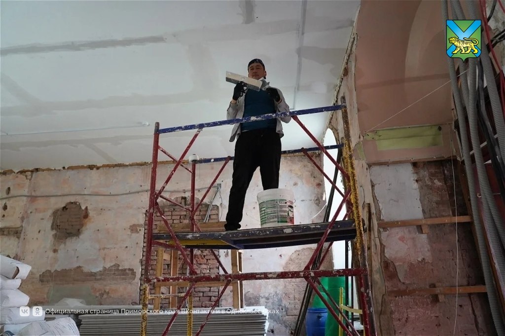 Старинный музей в Уссурийске обретает новую жизнь

Зданию почти 200 лет, и сейчас там полным ходом идёт капитальный ремонт
