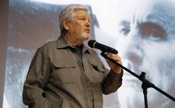 На 72 году жизни скончался режиссер и декан режиссерского факультета ВГИКа Олег Шухер, сообщил ТАСС его сын