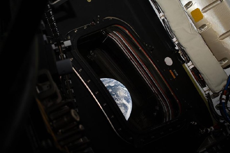 NASA показало фотографии Земли, снятые экипажем миссии Artemis II из космического корабля «Орион, направляющегося к Луне