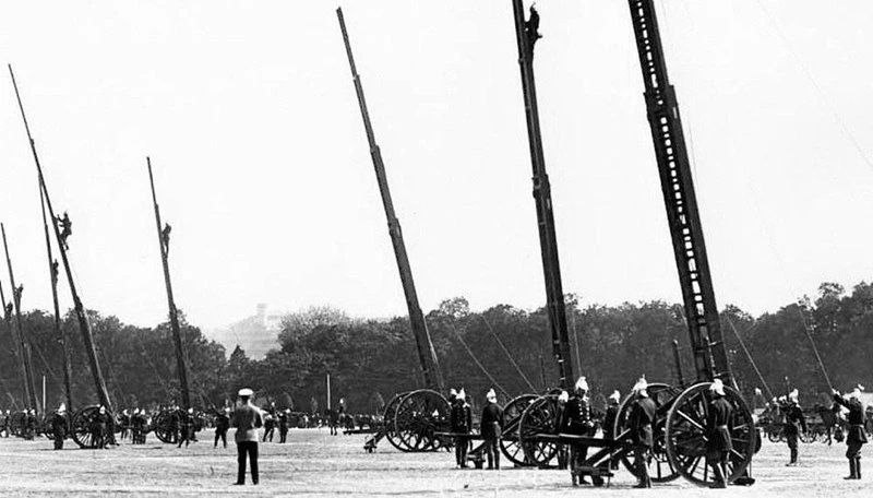 31 мая
  
День Святой Троицы
«Апостоли, сошествие Уте́шителя зряще, удивишася…